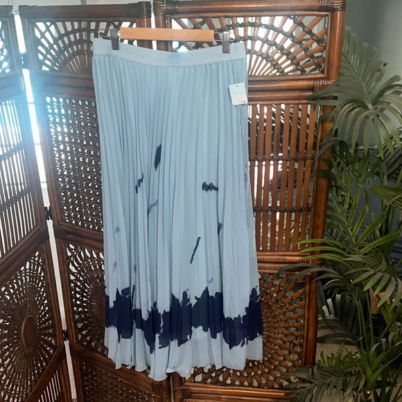 Blu Sol Lovely and elegant skirt pleated. Lined the dye design size large NWT - Picture 1 of 5